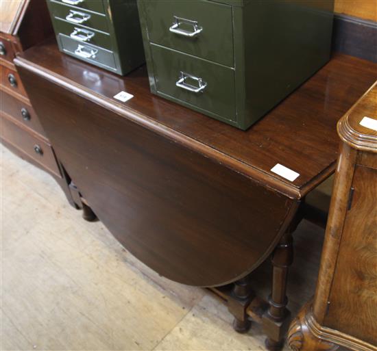 Mahogany drop leaf table(-)